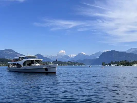 järven ja veneen ulkopuolelta