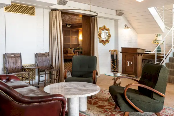 wnętrze z wygodnymi krzesłami w holu