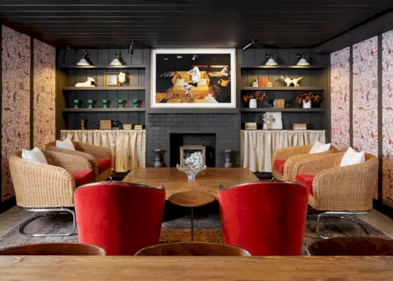 recepcja w holu z czerwonymi krzesłami