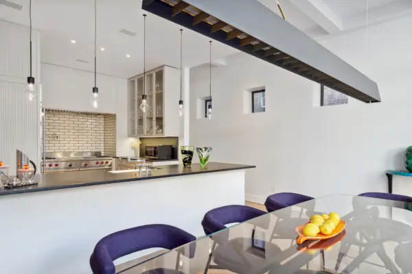 Tyylikäs keittiö nykyaikaisilla laitteilla.