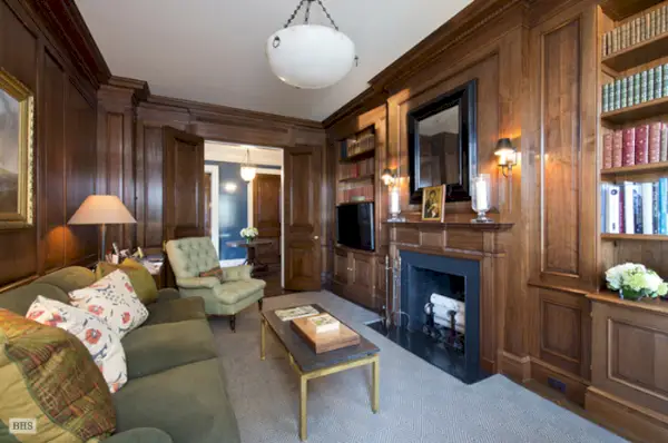 Ci sono un sacco di pannelli in legno in corso.