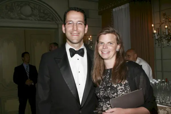 I Lehrman stanno lasciando l'edificio.