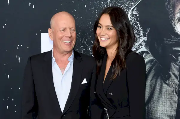 Osta kovaa: Bruce Willis nappasi 9,8 miljoonan dollarin Brentwood Park -kartanon omalla kylpylällä