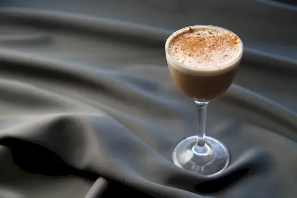 en espresso martini i ett litet glas