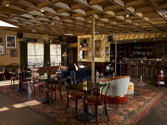 kassetttak interiör av bar