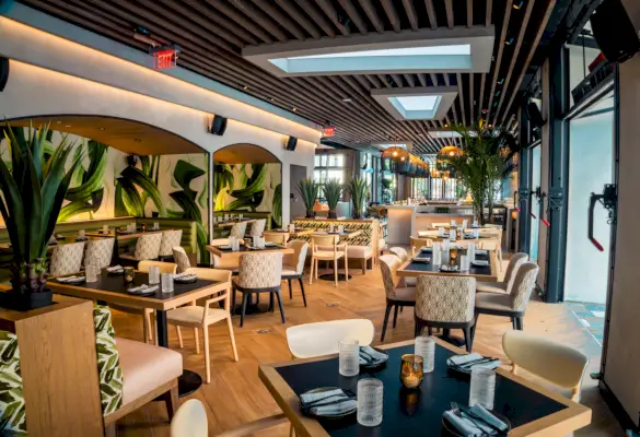 interiör av matbord på planta restaurang i west palm beach