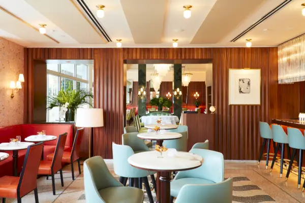 interiör av matplats med marmorbord och blå stolar på Sant Ambroeus palmstrand