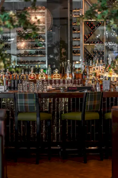 interiör av barsäten på stadens källarrestaurang