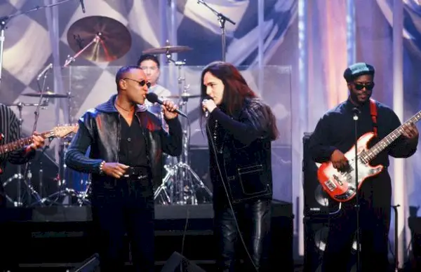 He aloittivat äänittämisen yhdessä ja julkaisivat debyyttialbuminsa Duophonic vuonna 1992