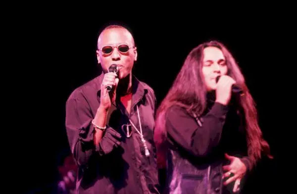 Duon debyyttisingle sai paljon kiitosta – he ovat tässä kuvassa esiintymässä Belgiassa vuonna 1993