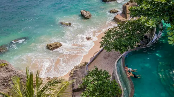 Immagine: l'area della piscina sull'oceano di Ayana Bali.