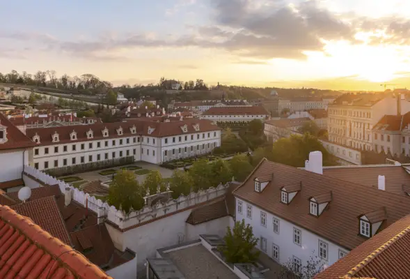 Widok na hotel i ogrody o zachodzie słońca.