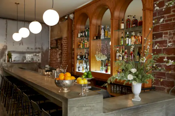 Zdjęcie: Niebiesko-biała kolorystyka Wnętrze stołu w Sandpiper, Hotel Oceana Santa Monica.