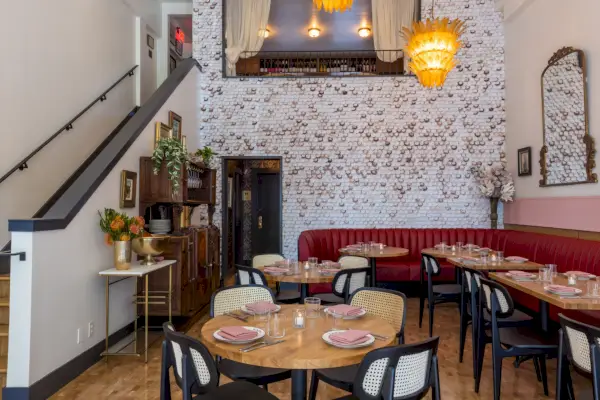 Zdjęcie: Wnętrze baru Xuntos w stylu hiszpańskim w Santa Monica.