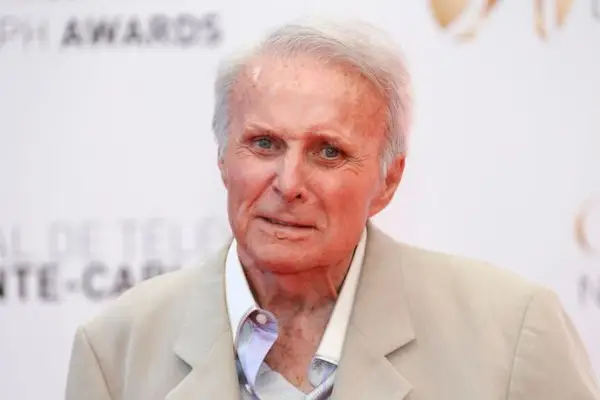 Robert Conrad poserar under avslutningsceremonin för den 53:e Televisionsfestivalen i Monte-Carlo den 13 juni 2013 i Monaco