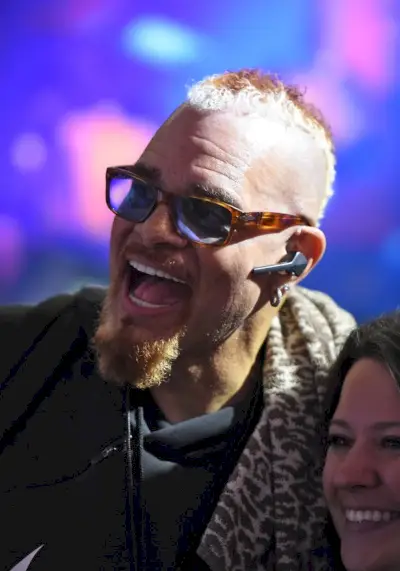 Komiker, skådespelare och musiker, Sinbad, tar bilder med showdeltagare vid Yamaha-montern under NAMM Show den 18 januari 2019