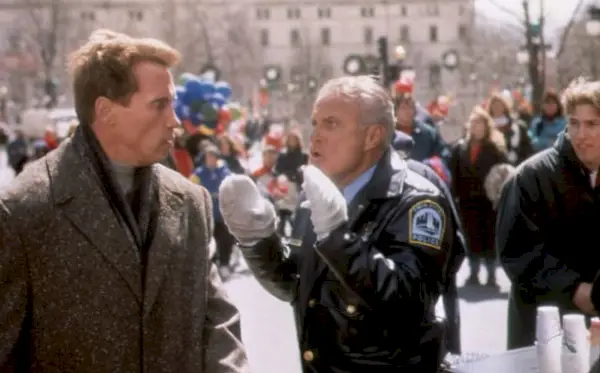 Arnold Schwarzenegger och Robert Conrad i Jingle All The Way