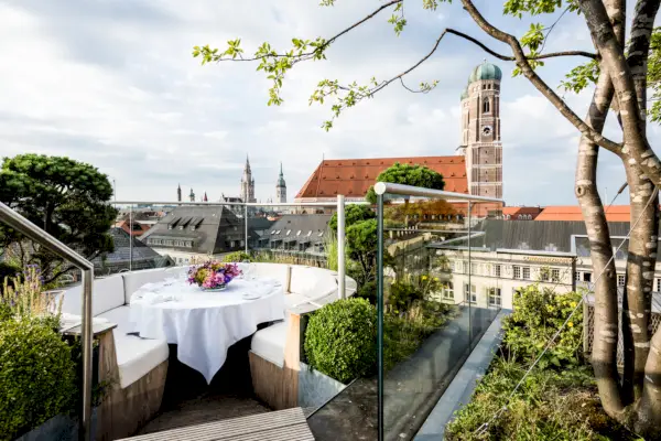 Stół na tarasie na dachu z widokiem na miasto.