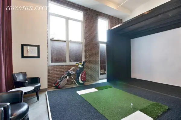 Ja tässä meillä on se golfsimulaattori.