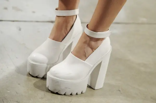 Pari erittäin käytännöllistä Jeffrey Campbell -kenkiä.