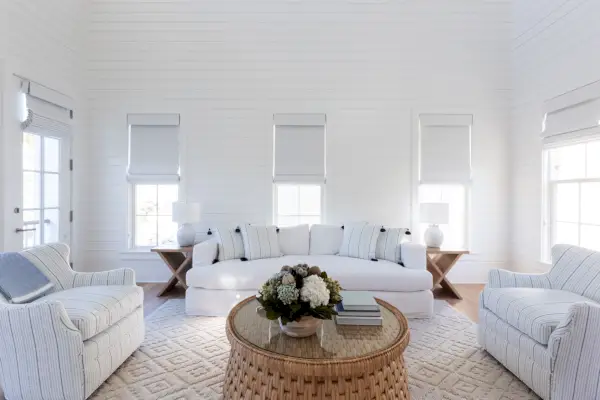 interiör av hotell vardagsrum i havet florida med rottingbord och vit soffa