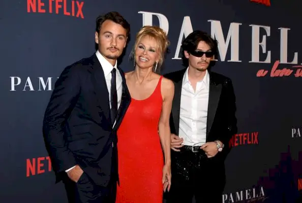 Pamela Anderson med sina söner Brandon Thomas Lee och Dylan Jagger Lee vid premiären av Netflix