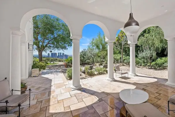 Un pati exterior dóna a una gespa cuidada i l'horitzó de L.A.