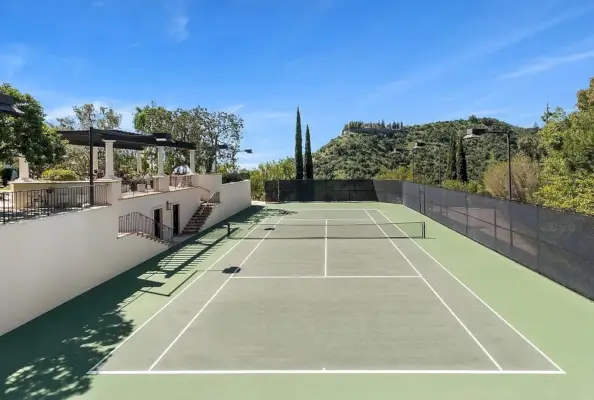 Una pista de tennis enfonsada en un vessant.