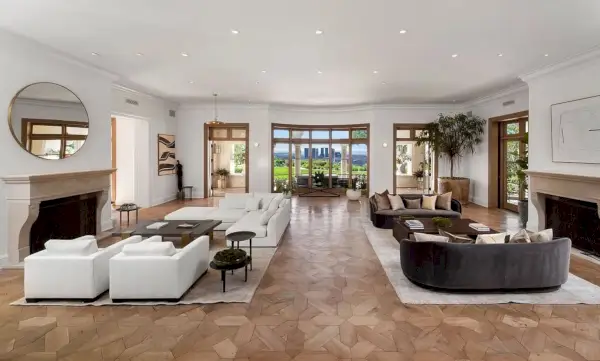 Un gran saló formal amb dues xemeneies.