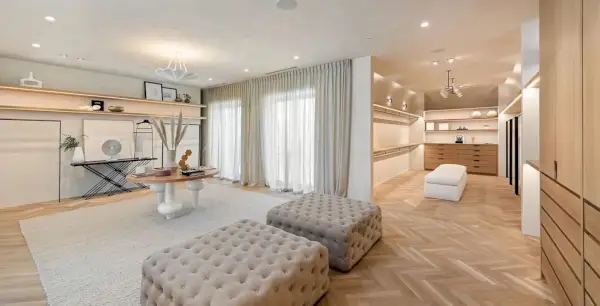 Un gran vestidor de dues habitacions.