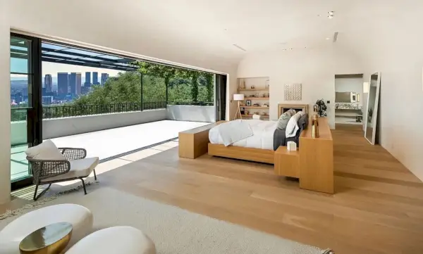 Un dormitori modern s'obre a un balcó amb vistes a l'horitzó de L.A.