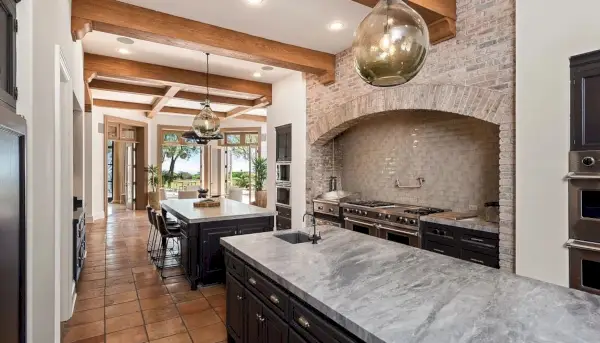 Una gran cuina amb electrodomèstics moderns.