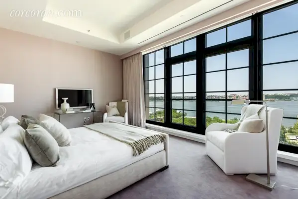 Apartament główny znajduje się na górnym poziomie.