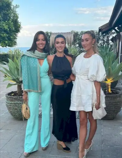 Sarah Wigley kahden tyttärensä, Georgian ja Sophien, kanssa