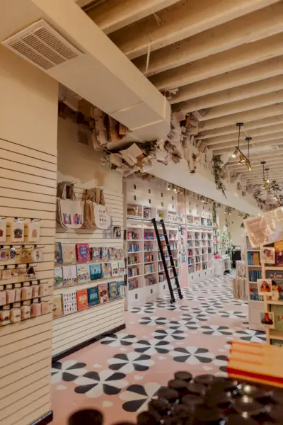 una libreria luminosa e ariosa con accenti rosa