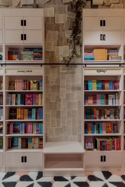 due scaffali in una libreria