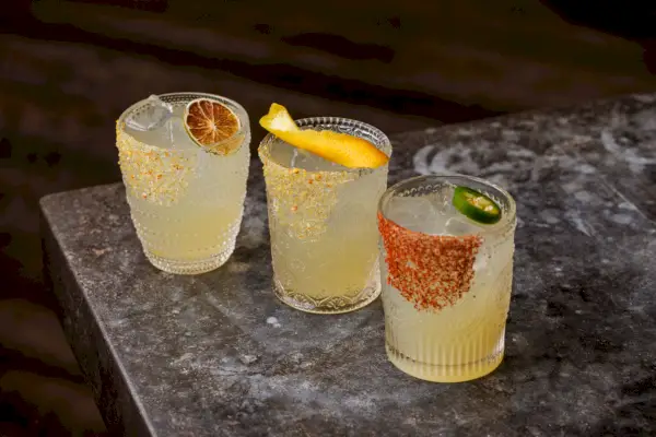 Kolme margaritalasia, jokaisen päällä eri kuivatut hedelmät