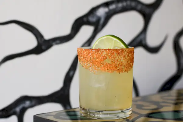 keltainen margarita tajin-reunuksella ja -viivalla