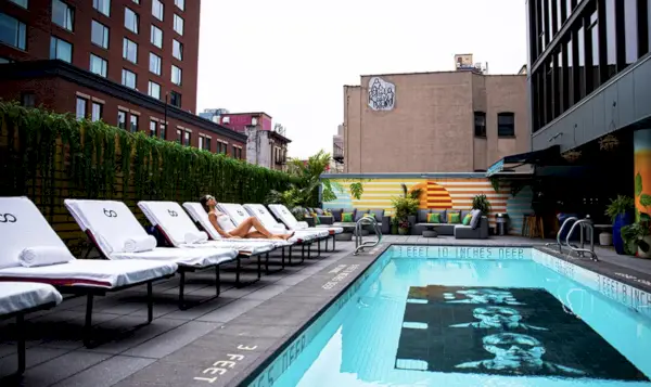 sisätiloissa tyylikäs rata-allas