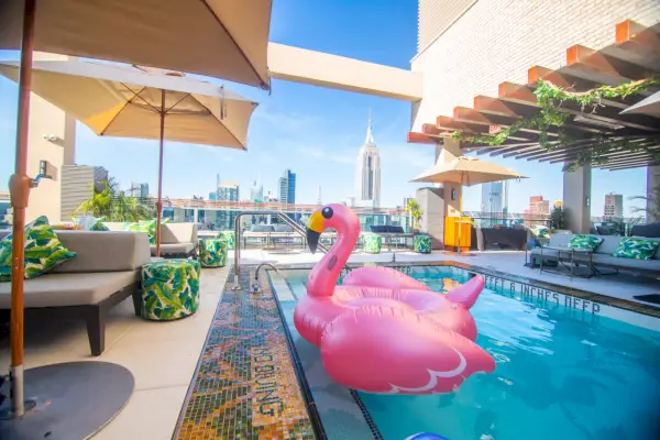 kattouima-allas vaaleanpunaisella joutsenkelluksella