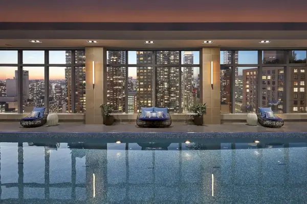 sisäuima-allas näköalalla horisonttiin