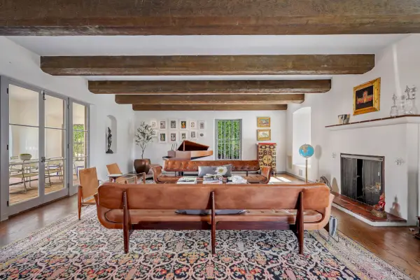 perhehuone, jossa on puiset kattopalkit