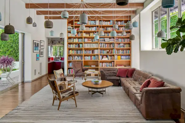 huoneissa on lattiasta kattoon ulottuvat kirjahyllyt