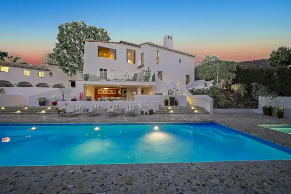 uima-allas talon ulkopuolella