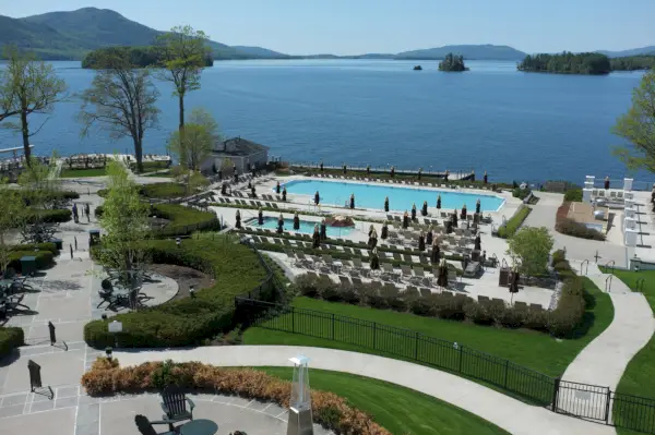 Näkymä George-järvelle ja kahdelle hotellin uima-altaalle Sagamoren kolmannen kerroksen parvekkeelta.