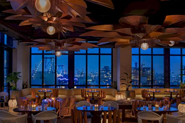 Moxy Williamsburg -baarin sisustus