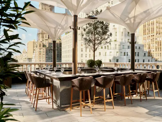 terassi aman new yorkissa pöydällä ja tuoleilla