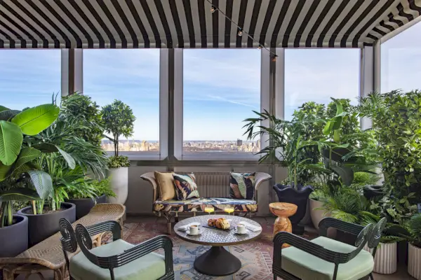 tuolit ja pöytä näköalalla NYC:n horisonttiin Park Lane New Yorkissa