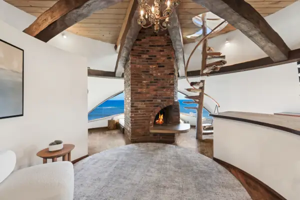 Kodin sisustus, merinäköala, takka, kattokruunu ja kierreportaat.