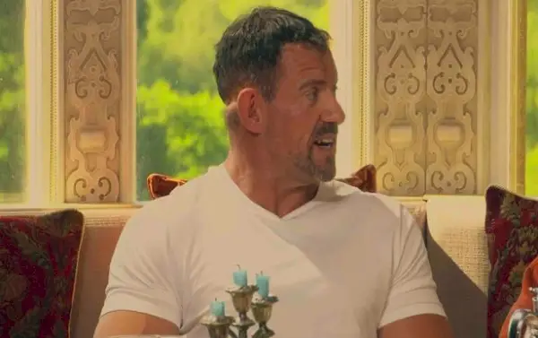 Tittarna kommer att ha lagt märke till Andrews ärr